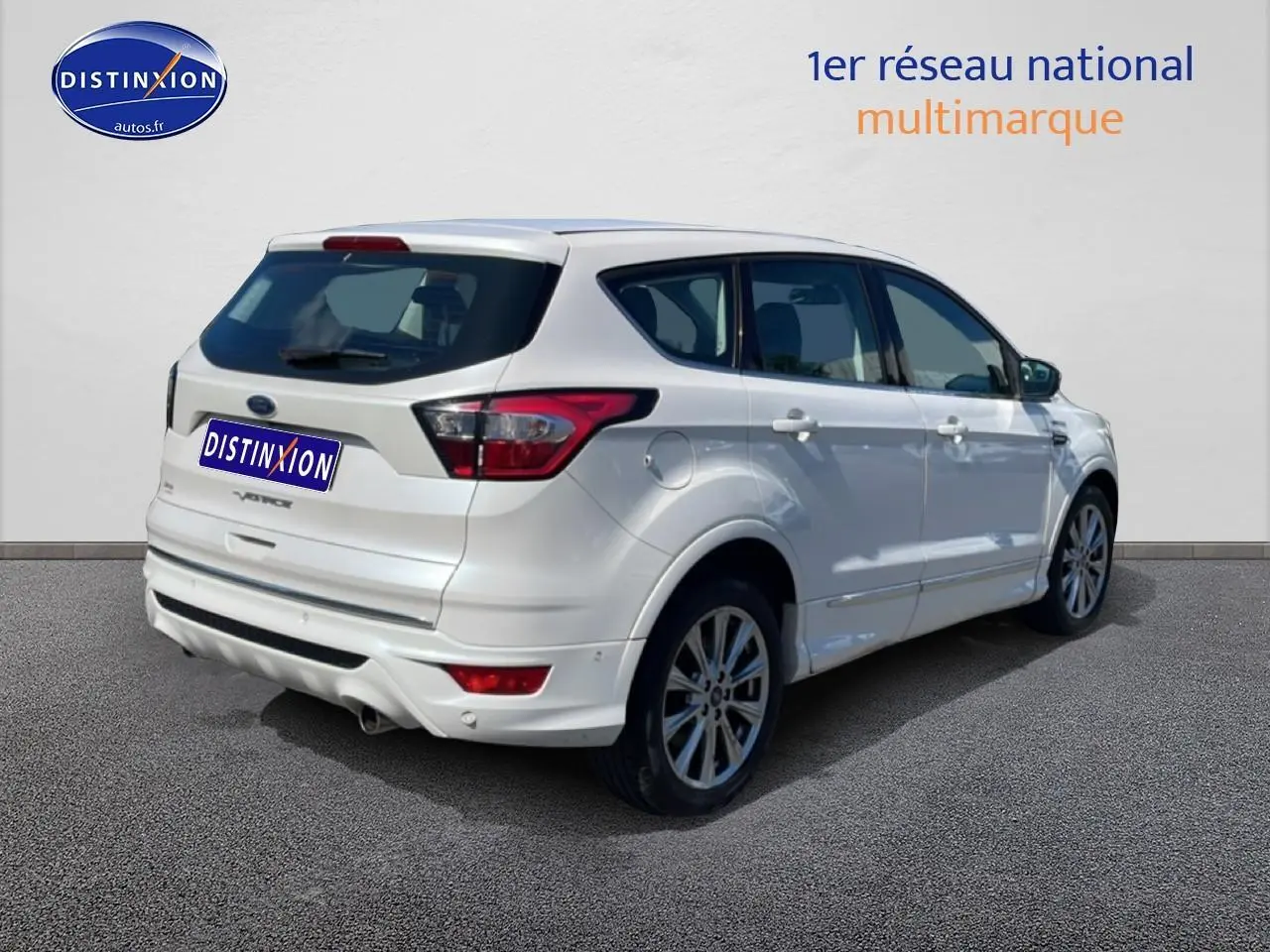 Vue 3/4 arrière droite d'un Ford Kuga blanc, mettant en valeur ses jantes alu et feux arrière LED.