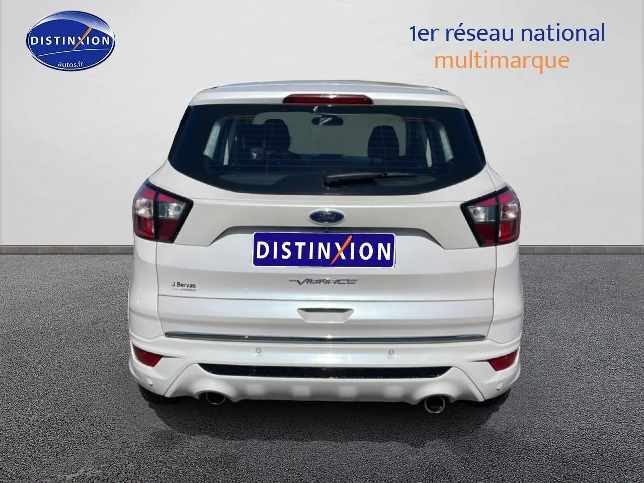 Vue arrière d'un Ford Kuga blanc Vignale 2017 avec double sortie d'échappement et feux arrière LED.