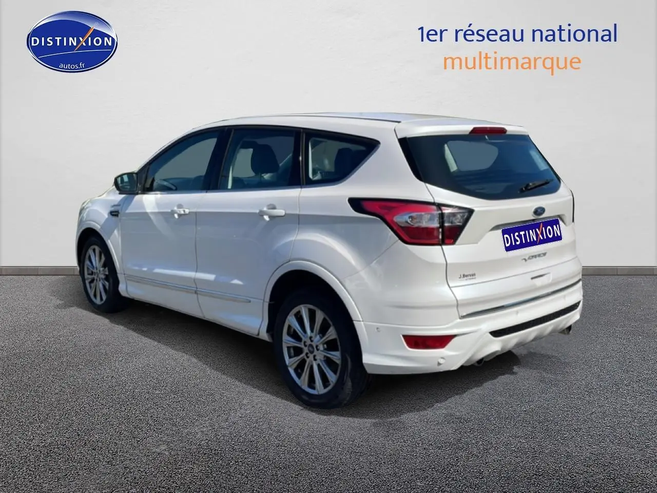 Vue 3/4 arrière droite d'un Ford Kuga blanc 2017 avec jantes alu et feux arrière LED distinctifs.