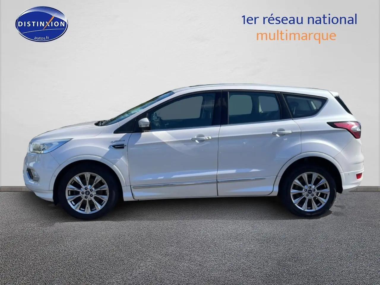 Profil droit d’un Ford Kuga blanc 2017 avec jantes alliage et vitres teintées sur fond neutre.