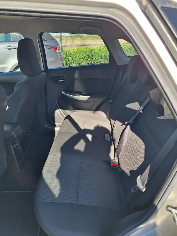 Vue intérieure côté droit sur la banquette arrière noire du Suzuki Baleno 1.0 Boosterjet Pack gris clair de 2017.