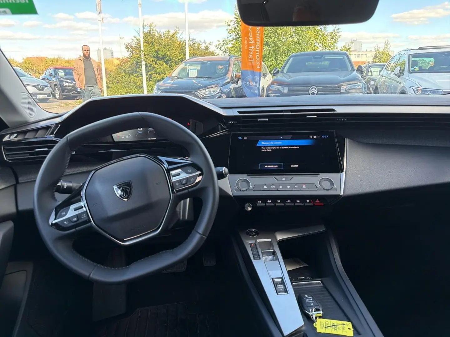 Vue intérieure avant du Peugeot 308 2025, tableau de bord moderne avec écran tactile et volant multifonction noir.