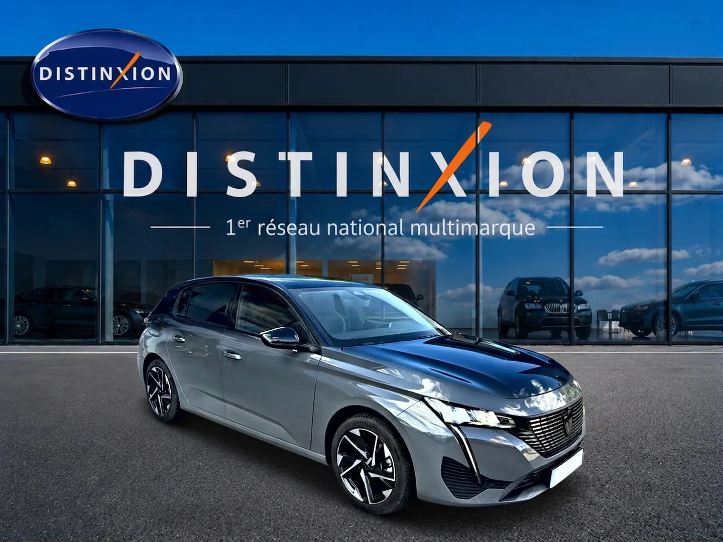 PEUGEOT 308 gris selenium vue 3/4 avant droit devant showroom Distinxion, jantes alliage noires et chromées.