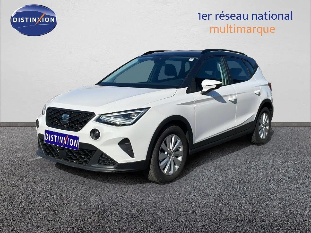 SEAT Arona blanc métal avec toit noir, vue 3/4 avant droit, sur fond neutre en extérieur.