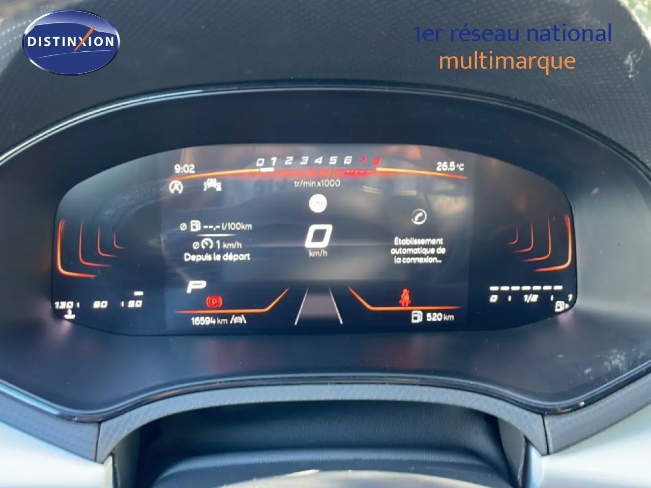 Tableau de bord numérique du SEAT Arona 2025 affichant vitesse, compte-tours et informations de conduite, vue frontale rapprochée.