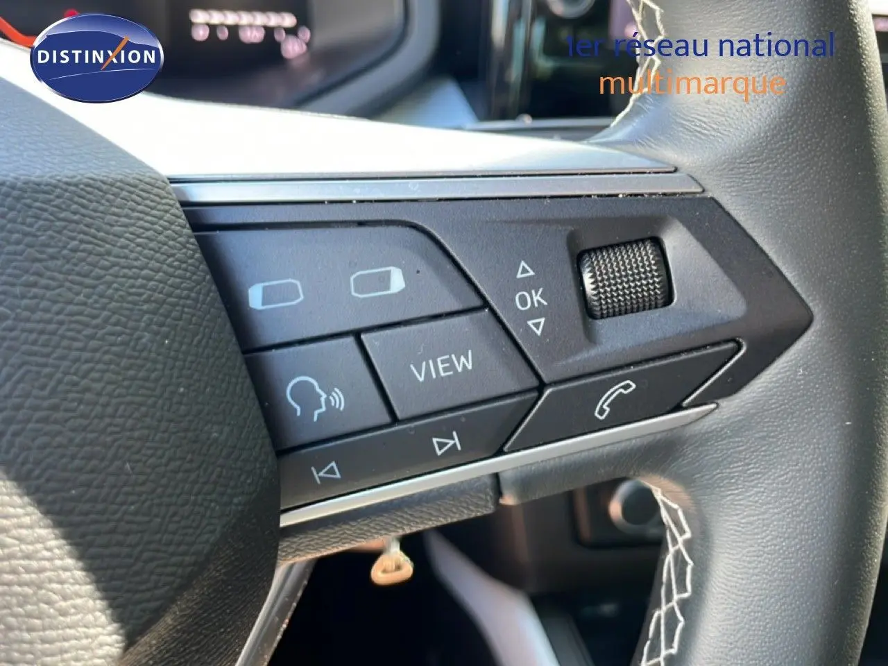 Gros plan sur les commandes multifonctions du volant en cuir noir du SEAT Arona 2025, finition Style Special Edition.