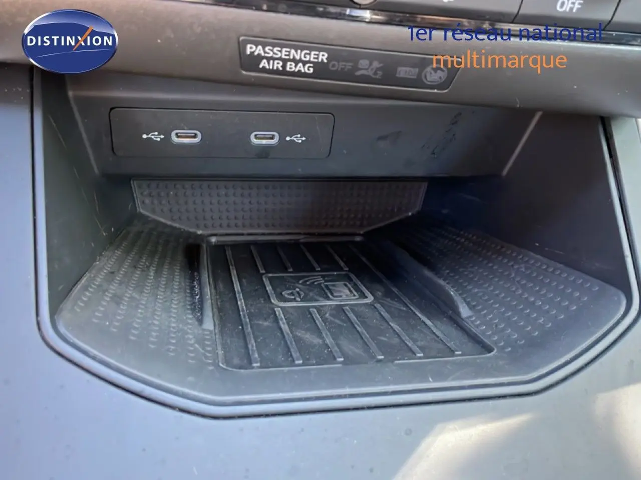 Gros plan sur la zone de recharge sans fil avec ports USB-C du SEAT Arona 2025, intérieur noir.