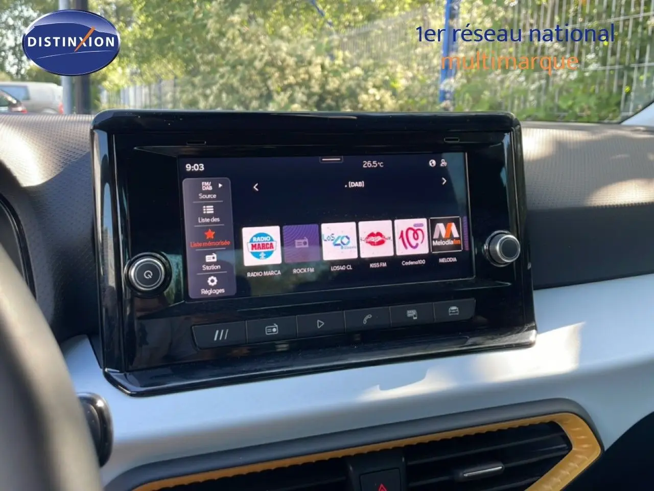 Vue rapprochée de l’écran tactile central noir du SEAT Arona 2025, avec tableau de bord gris clair et détails jaunes.