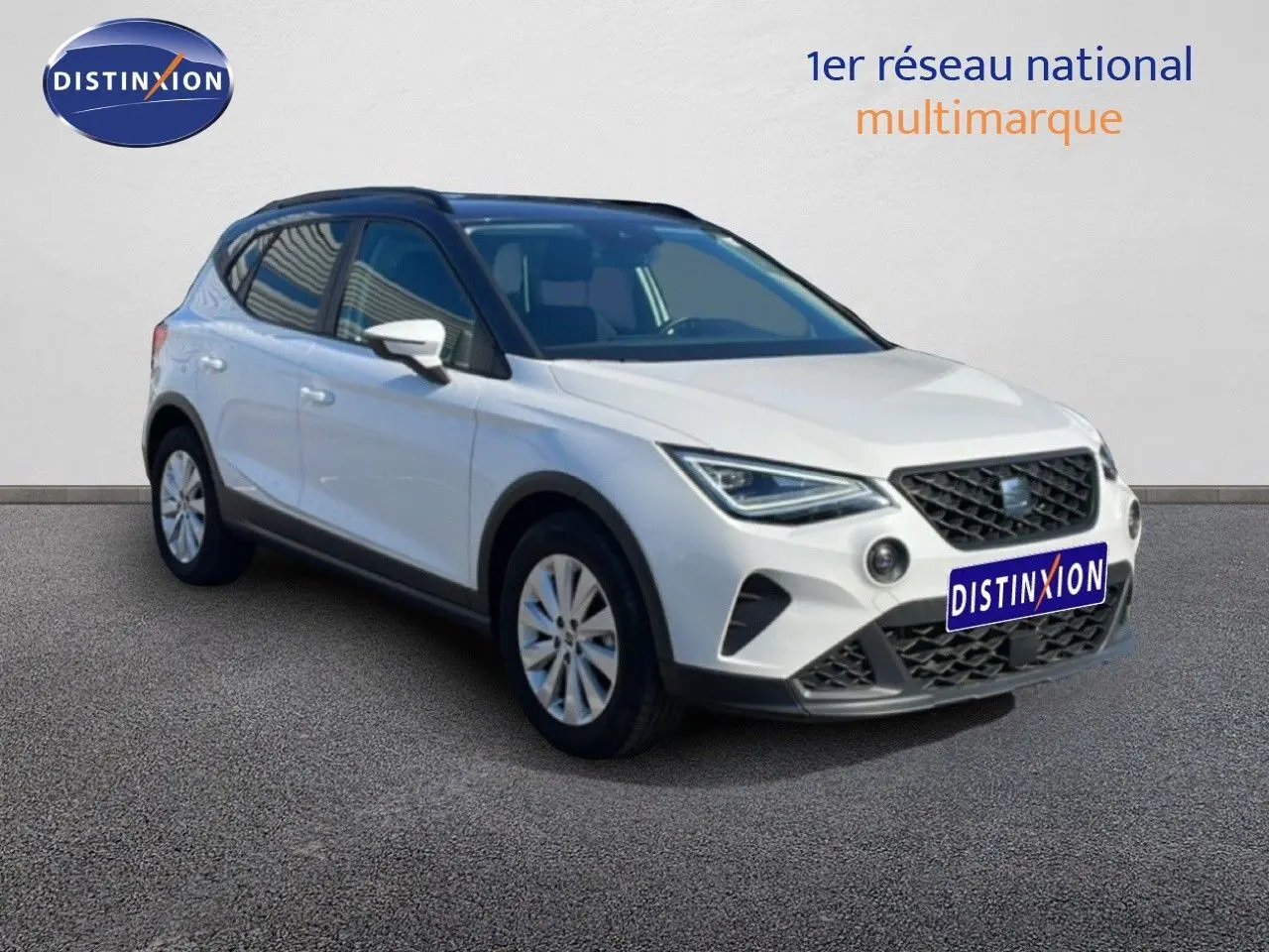 SEAT Arona 2025 blanc métal avec toit noir, vue 3/4 avant droit, SUV compact essence à boîte auto.
