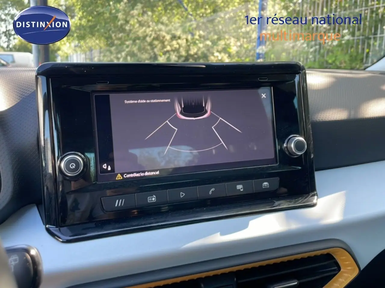 Écran tactile du système d’aide au stationnement dans l’habitacle d’une SEAT Arona 2025, tableau de bord clair.