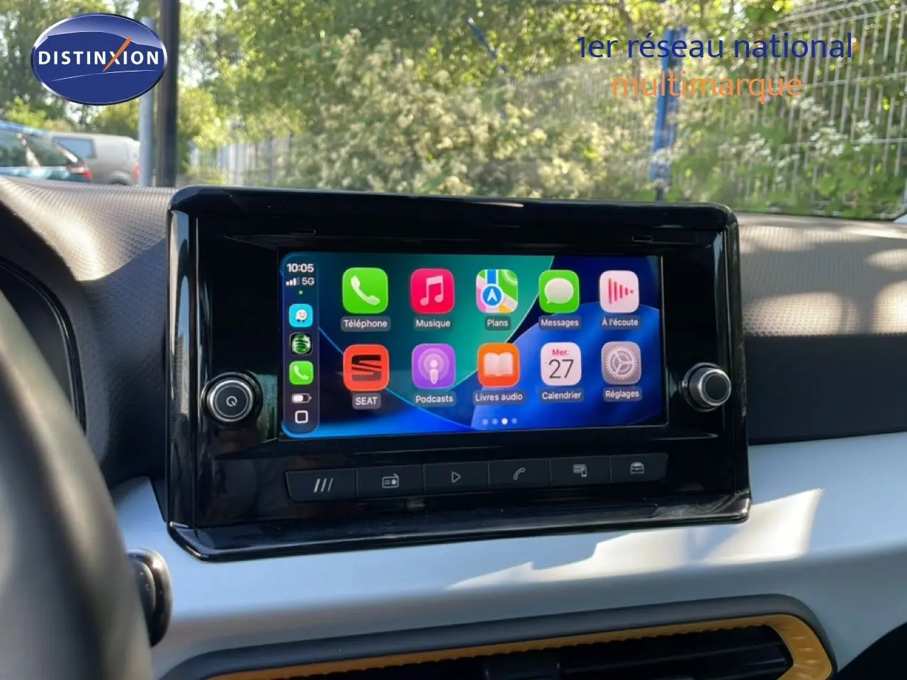 Écran tactile central du tableau de bord d’un SEAT Arona blanc métal, affichant l’interface Apple CarPlay.