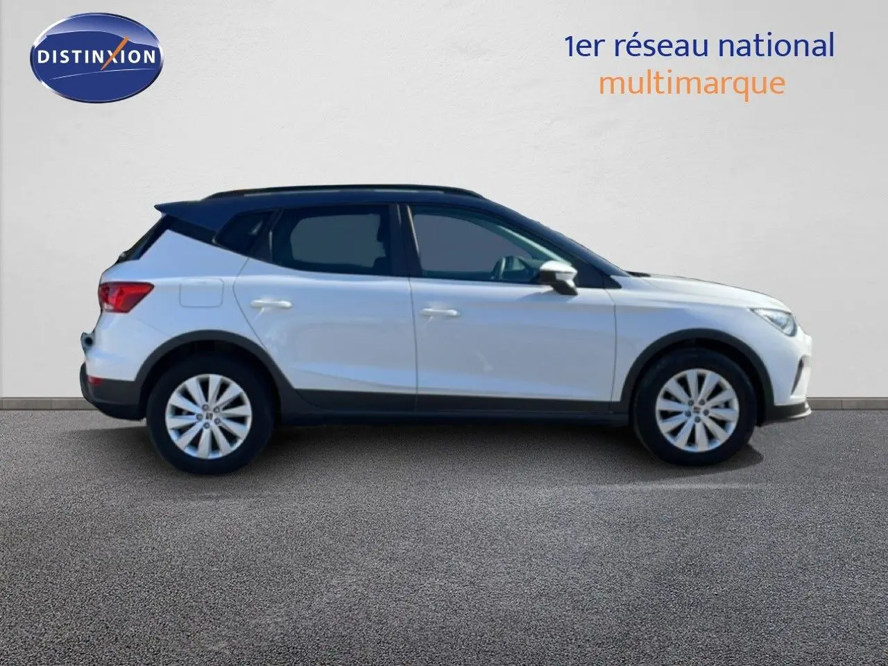 Vue latérale gauche d'un SEAT Arona blanc métal avec toit noir, roues alliage et vitres teintées.