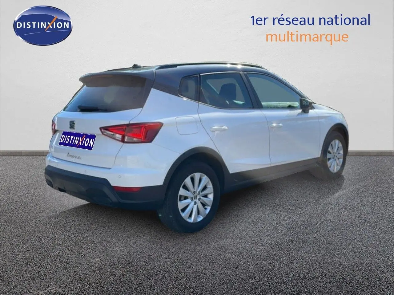 SEAT Arona blanc métal avec toit noir en 3/4 arrière droit, soulignant son design compact et moderne.