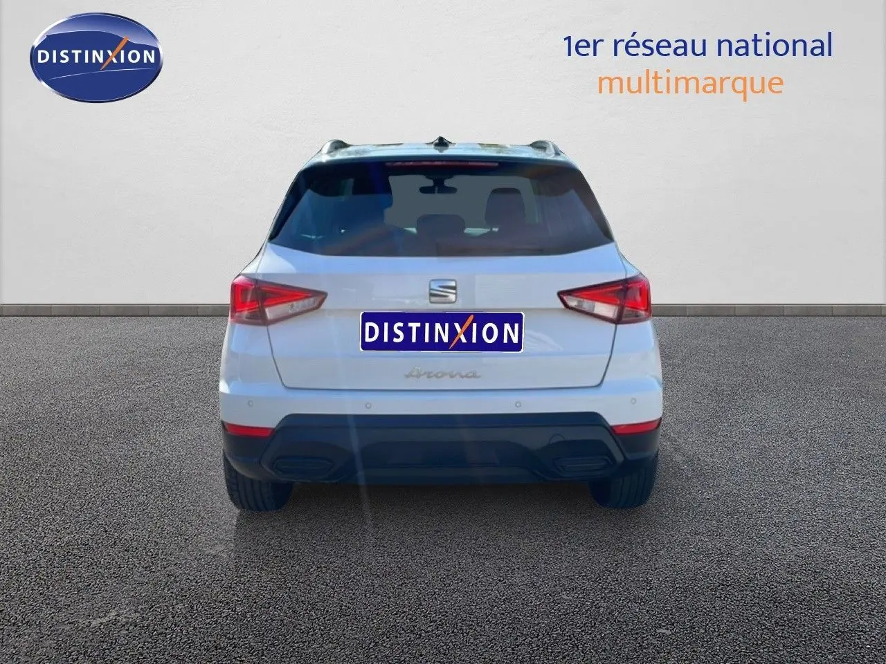Vue arrière d'un SEAT Arona blanc métal avec toit noir, version Style Special Edition 2025, sur fond neutre.