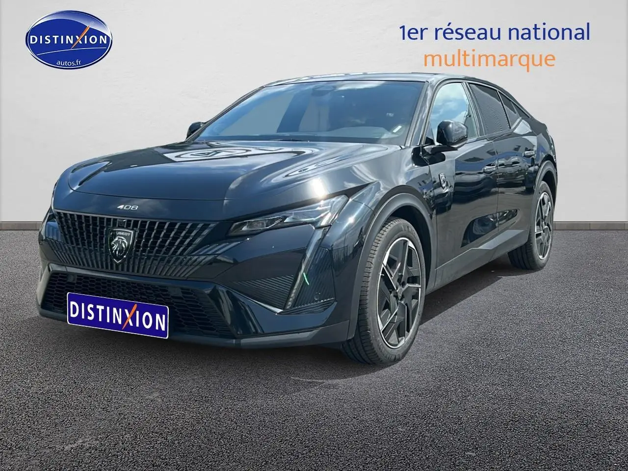 Peugeot 408 Hybrid noir vue 3/4 avant droit avec calandre distinctive et jantes alu modernes.