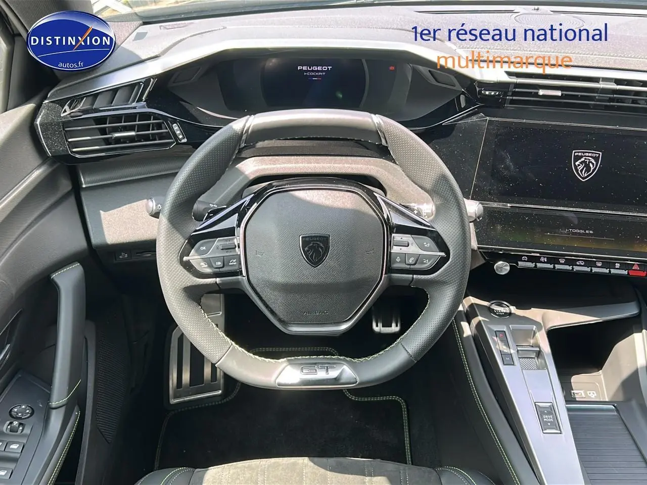 Vue intérieure centrée sur le volant cuir GT et le tableau de bord numérique du Peugeot 408 Hybrid 145 GT noir 2024.