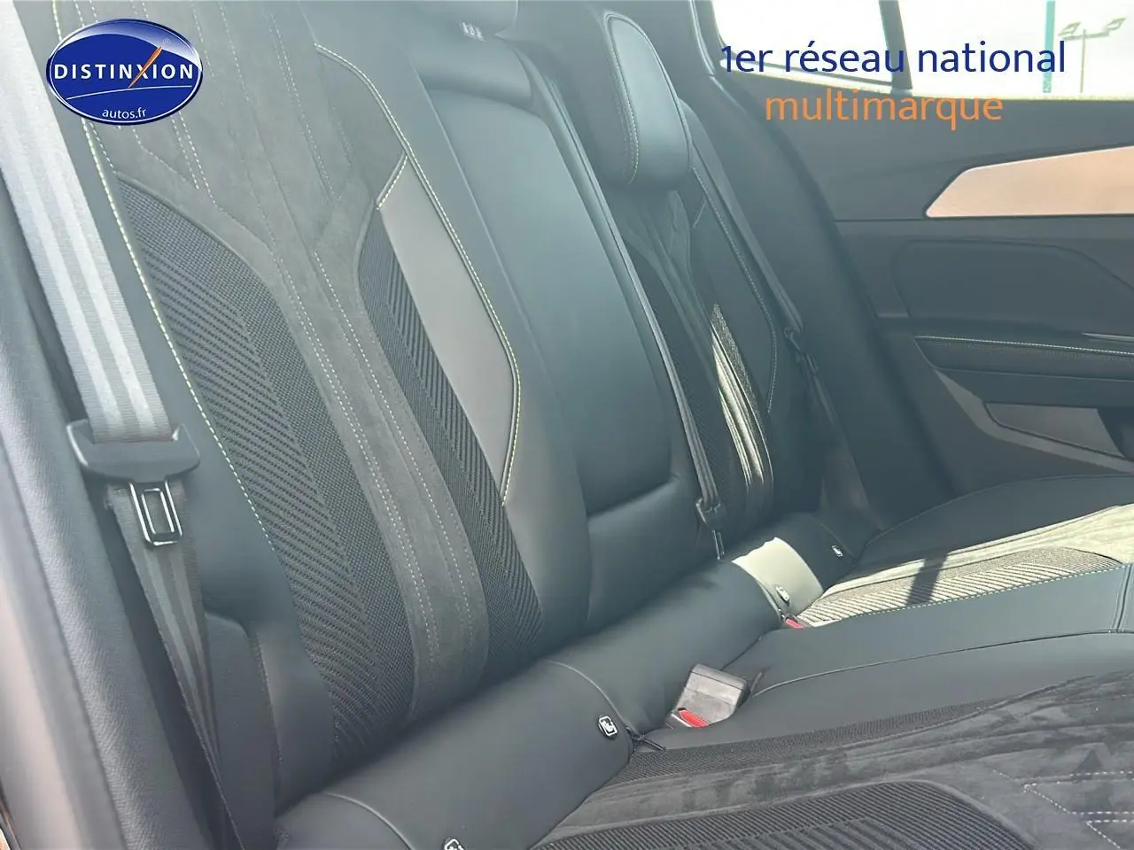 Vue rapprochée de la banquette arrière noire en cuir et alcantara du Peugeot 408 Hybrid 145 GT 2024.