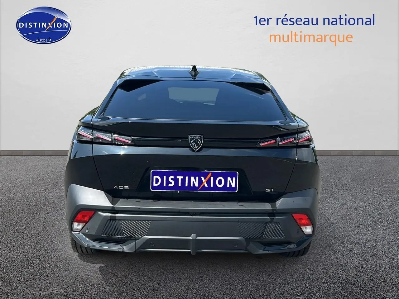 Vue arrière d'une Peugeot 408 Hybrid 145 GT noire avec feux LED et lunette arrière surteintée.