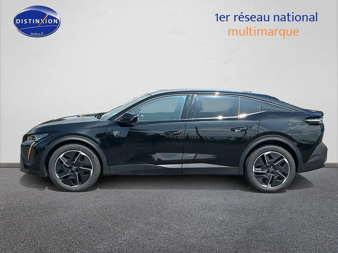 Profil côté gauche d'une Peugeot 408 Hybrid 145 GT e-dcs6 noire 2024 avec jantes alu et vitres teintées.