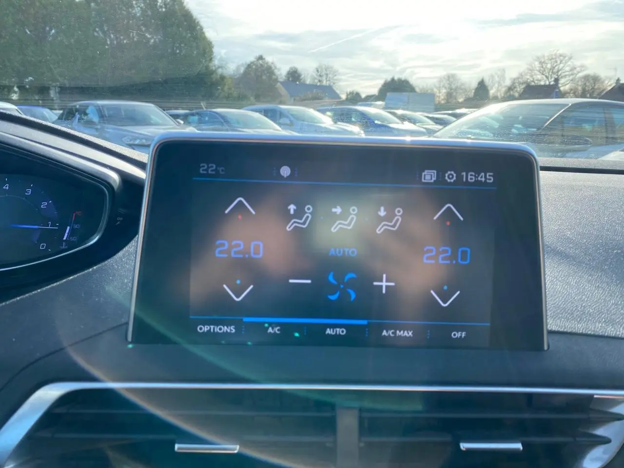 Écran tactile du système de climatisation bi-zone du Peugeot 3008 gris foncé, affichant 22°C en mode automatique.