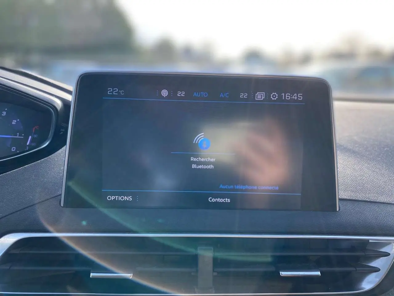 Écran tactile central du Peugeot 3008 gris foncé de 2019 affichant la recherche Bluetooth dans l'habitacle.