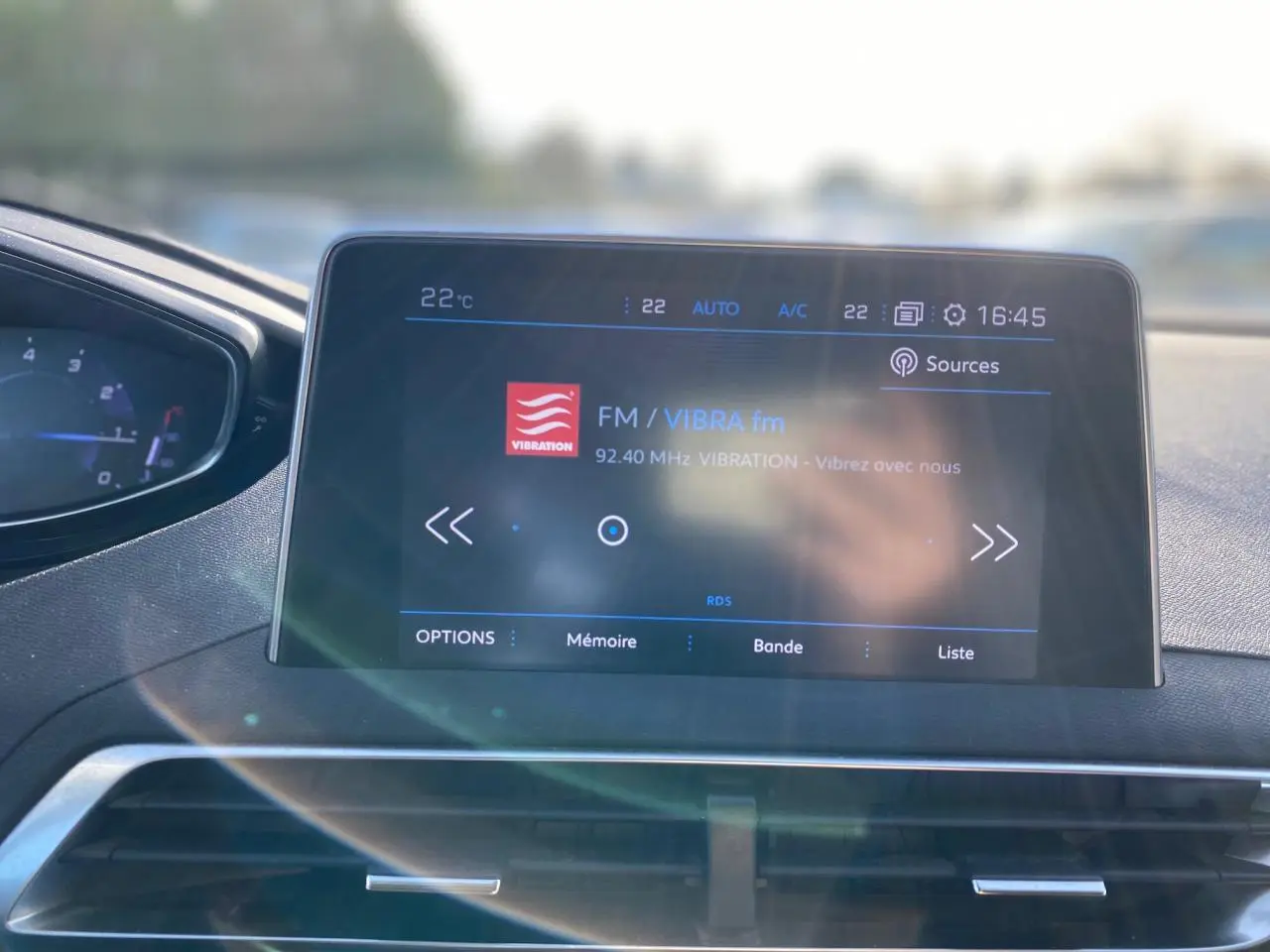 Écran tactile central du Peugeot 3008 gris foncé de 2019 affichant la radio FM VIBRA fm en intérieur du tableau de bord.