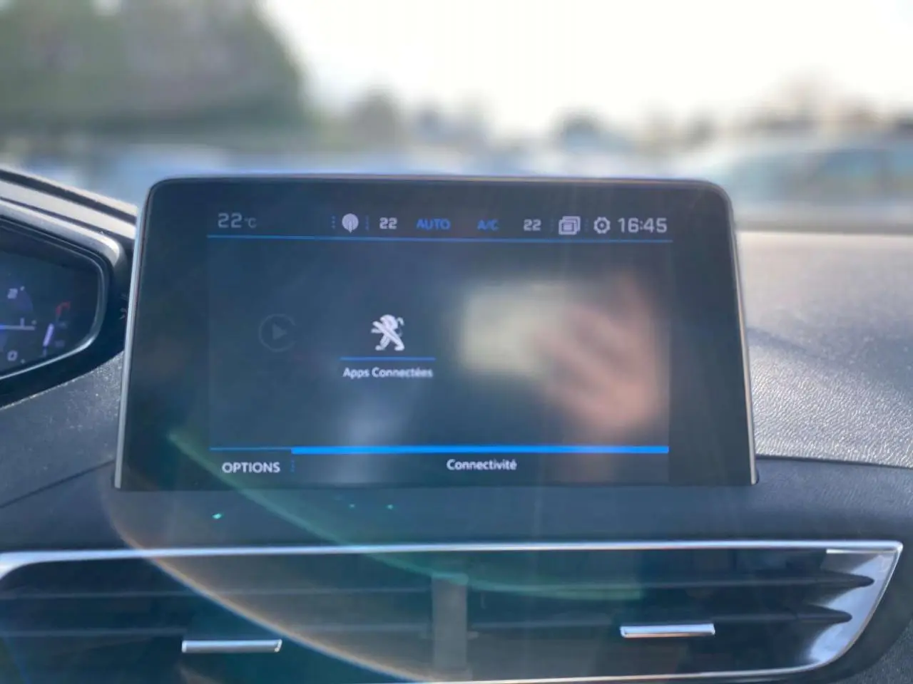 Écran tactile central du Peugeot 3008 gris foncé 2019 affichant le menu Apps Connectées dans l'habitacle.