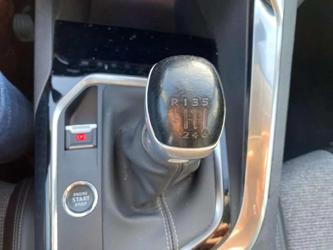 Le levier de vitesses manuel noir du Peugeot 3008 2019 avec bouton start/stop et frein à main électronique.