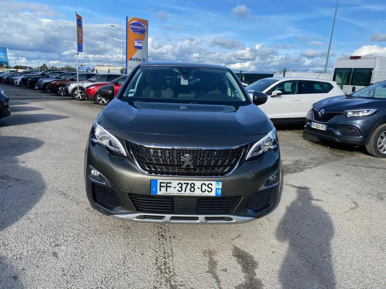 Vue frontale d'un Peugeot 3008 gris foncé 2019 avec calandre noire et plaque d'immatriculation française.