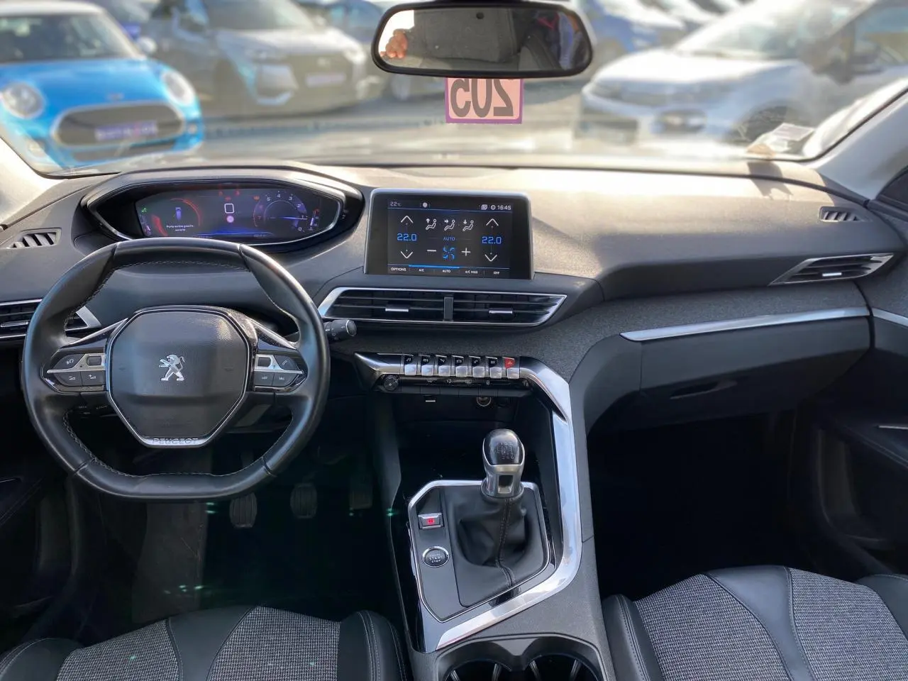 Vue intérieure avant du Peugeot 3008 2019 avec tableau de bord numérique, écran tactile central et volant compact noir.