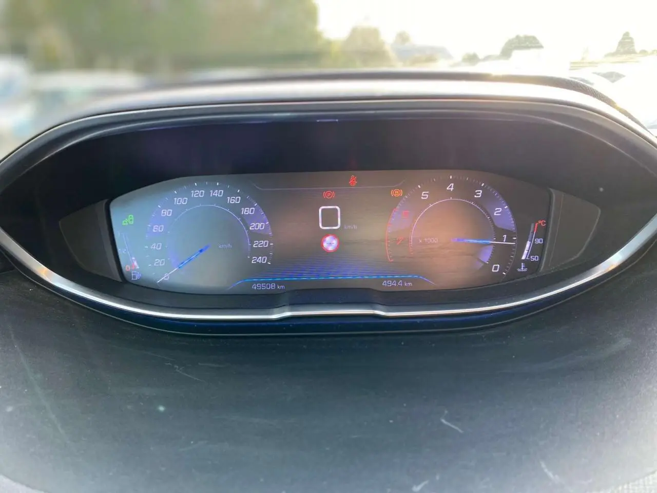 Tableau de bord numérique du Peugeot 3008 2019 affichant vitesse, compte-tours et jauge de température, vue frontale rapprochée.