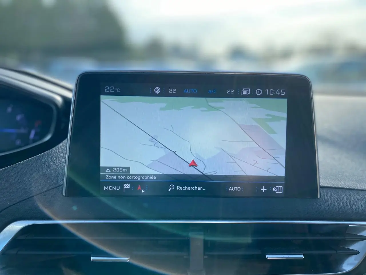 Écran tactile central du Peugeot 3008 2019 affichant la navigation avec carte et température intérieure à 22°C.