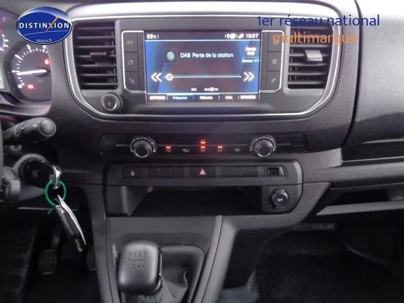 Tableau de bord du Peugeot Expert Fourgon gris acier 2023, vue frontale sur l'écran tactile et la boîte manuelle six vitesses.