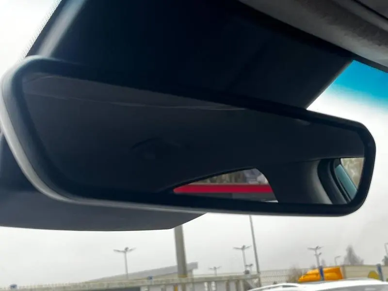 Rétroviseur intérieur de Hyundai Kona 2020 bleu, vue rapprochée avec reflet partiel de l'habitacle et extérieur flou.