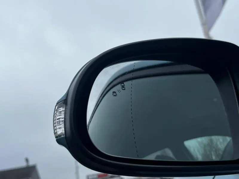 Rétroviseur extérieur côté gauche du Hyundai Kona bleu 2020 avec indicateur d'angle mort et clignotant intégré.