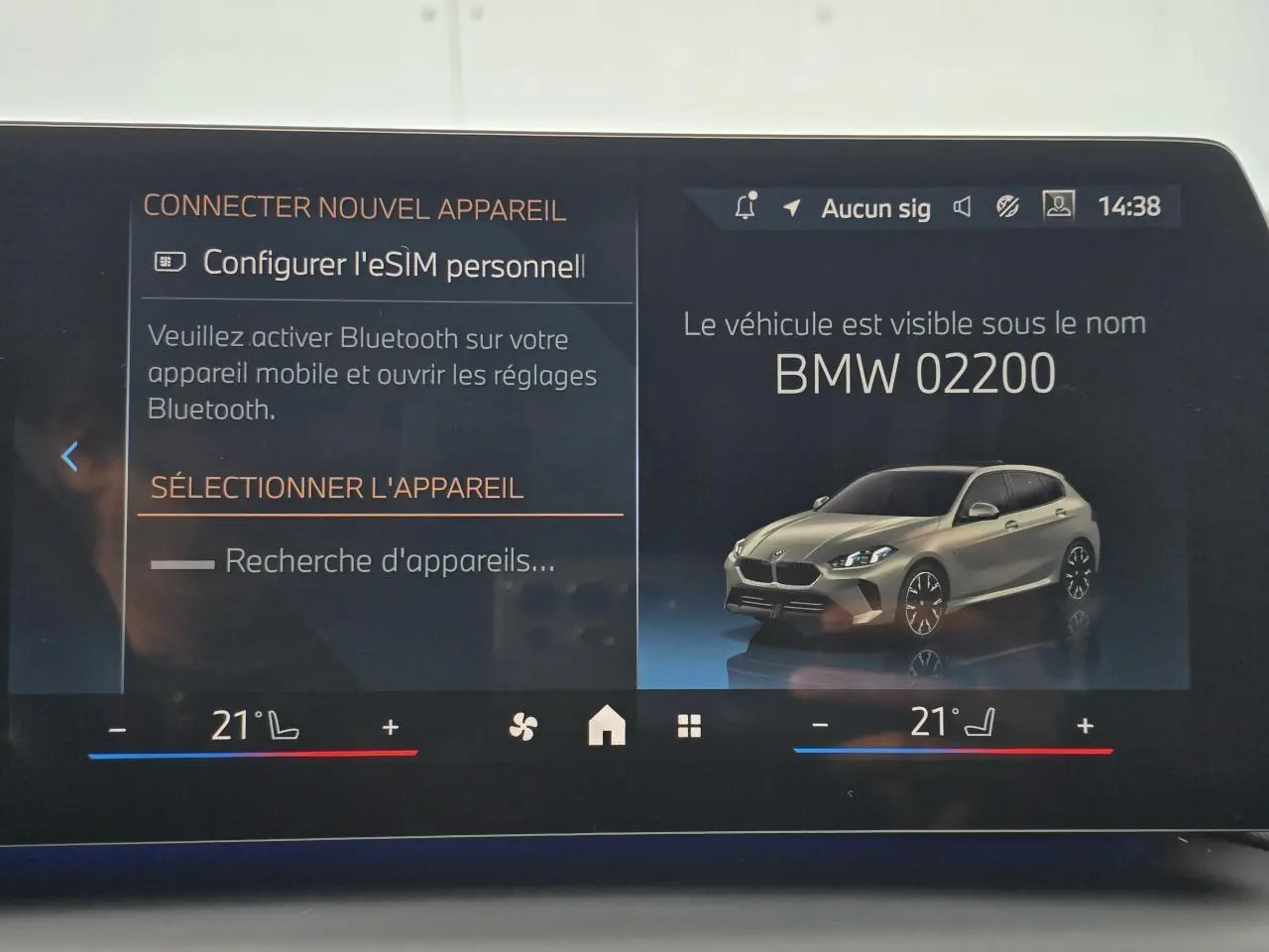 Écran de navigation BMW montrant une BMW Série 1 gris Skyscraper en 3/4 avant avec toit noir.