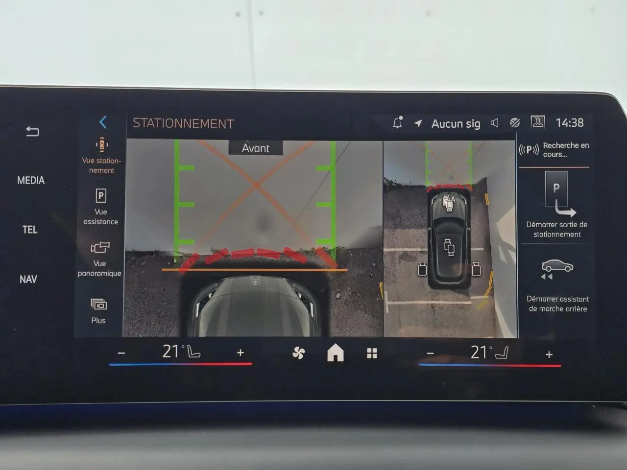 Affichage écran BMW Série 1 2025 vue stationnement aérienne avec toit noir et carrosserie gris Skyscraper.