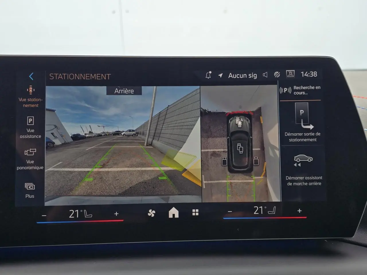 Écran intérieur affichant la caméra de recul et vue 360° d’une BMW Série 1 gris Skyscraper toit noir.