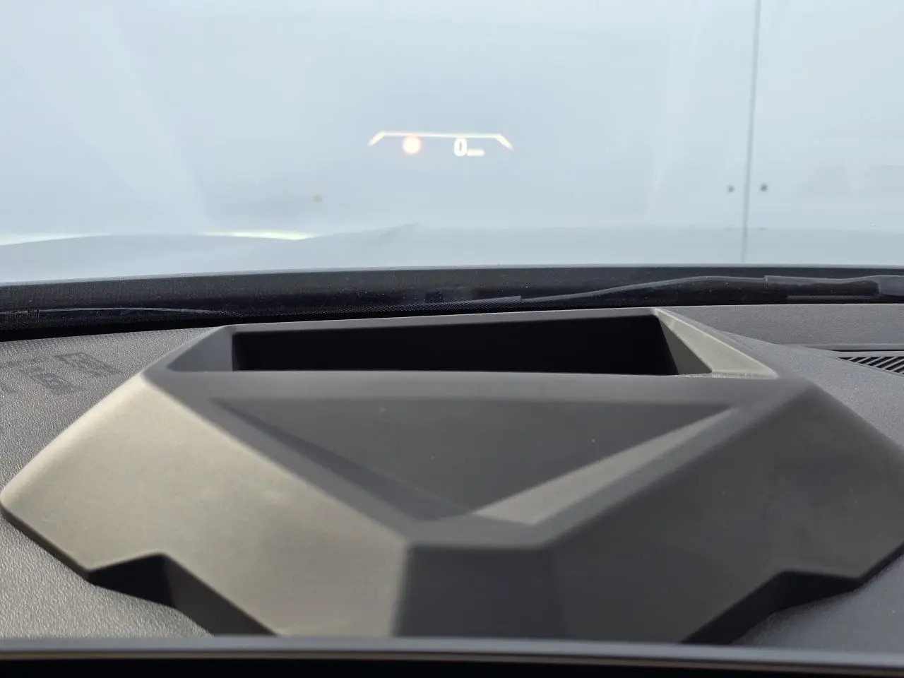 Affichage tête haute en fonctionnement sur le tableau de bord d’une BMW Série 1 gris Skyscraper avec toit noir.