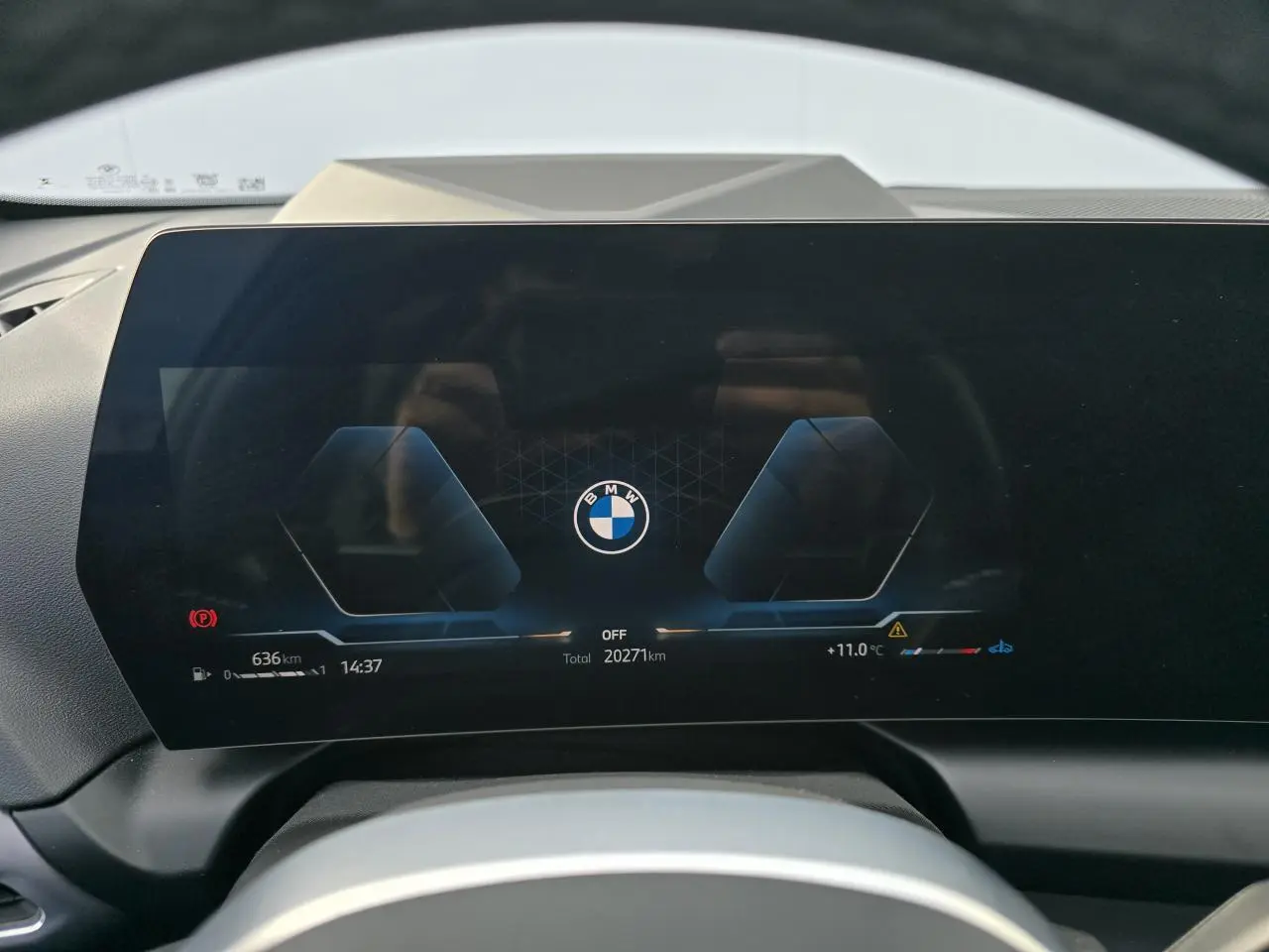 Affichage numérique BMW Curved Display du tableau de bord de la Série 1 gris Skyscraper avec toit noir, vue de face.