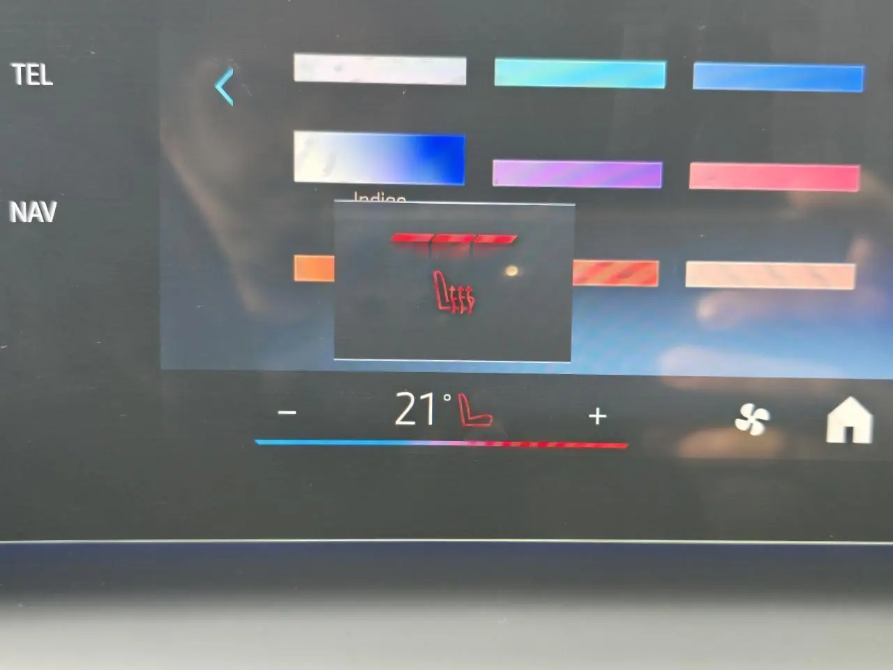 Écran tactile intérieur affichant le réglage de la température à 21°C avec fonction siège chauffant sur BMW Série 1 2025.