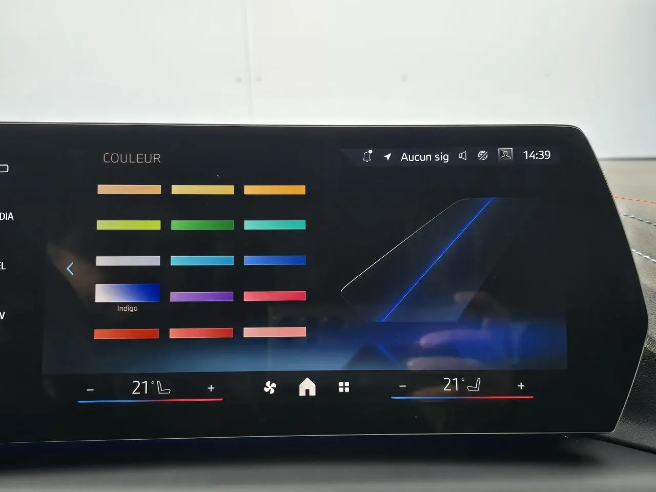 Écran tactile intérieur de la BMW Série 1 2025 affichant le choix des couleurs d'ambiance lumineuse.