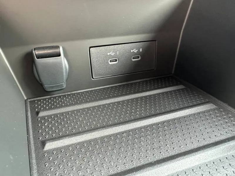 Gros plan sur la console centrale du Renault Captur 2026, montrant deux ports USB-C et une prise 12V dans un intérieur noir.