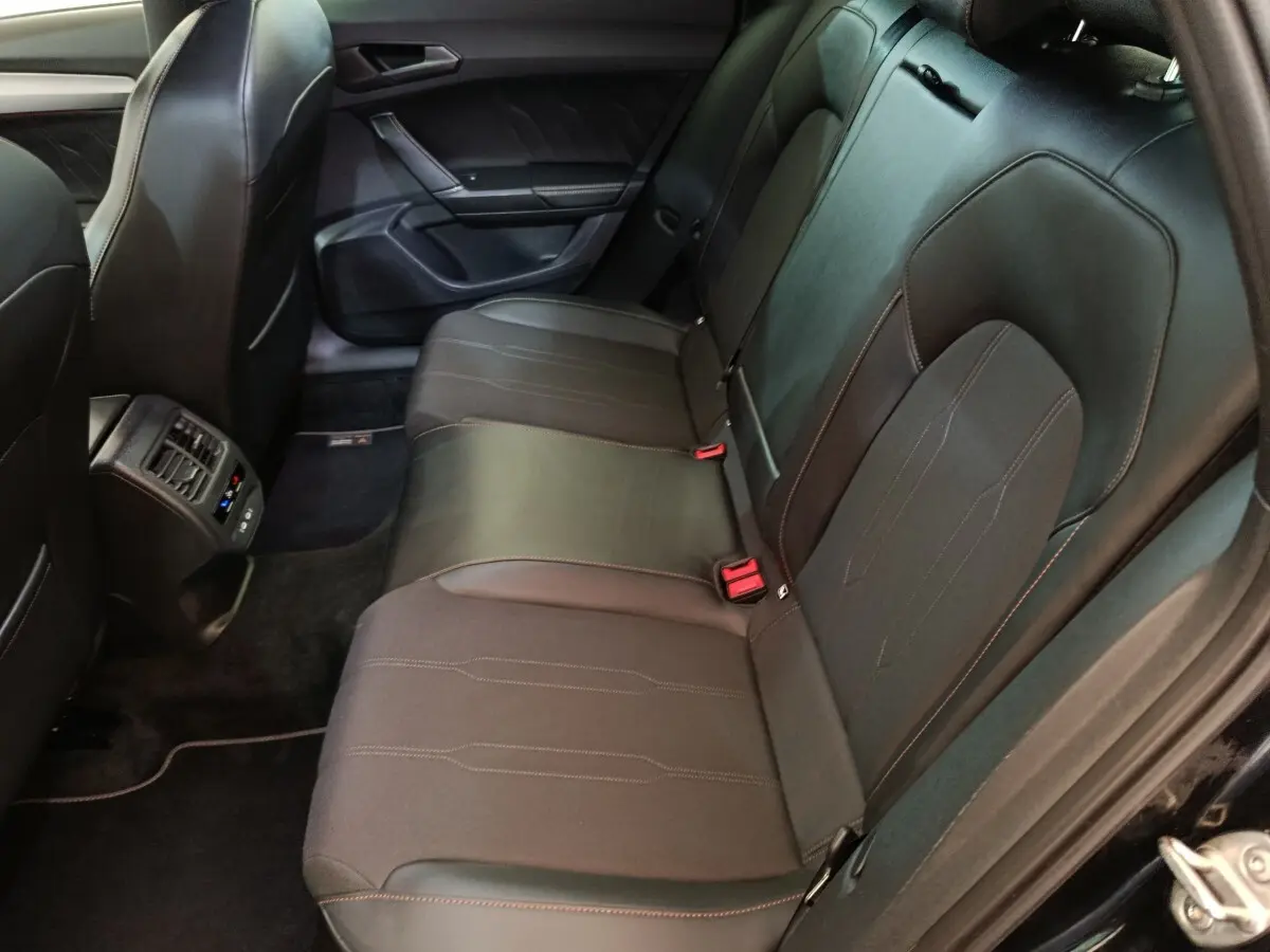 Vue côté droit de la banquette arrière noire en cuir du CUPRA Formentor 1.4 e-HYBRID 2024 avec surpiqûres contrastées.