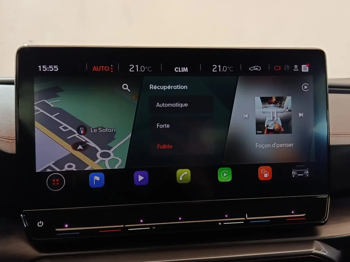Écran tactile central du tableau de bord du CUPRA Formentor 1.4 e-HYBRID 2024 affichant navigation et options de récupération d'énergie.