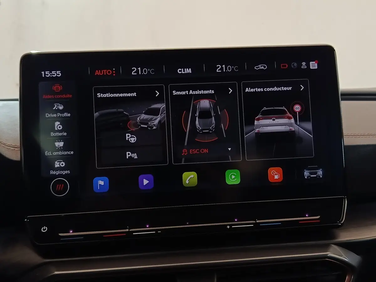 Écran tactile central affichant les aides à la conduite du CUPRA Formentor noir, vue intérieure frontale.