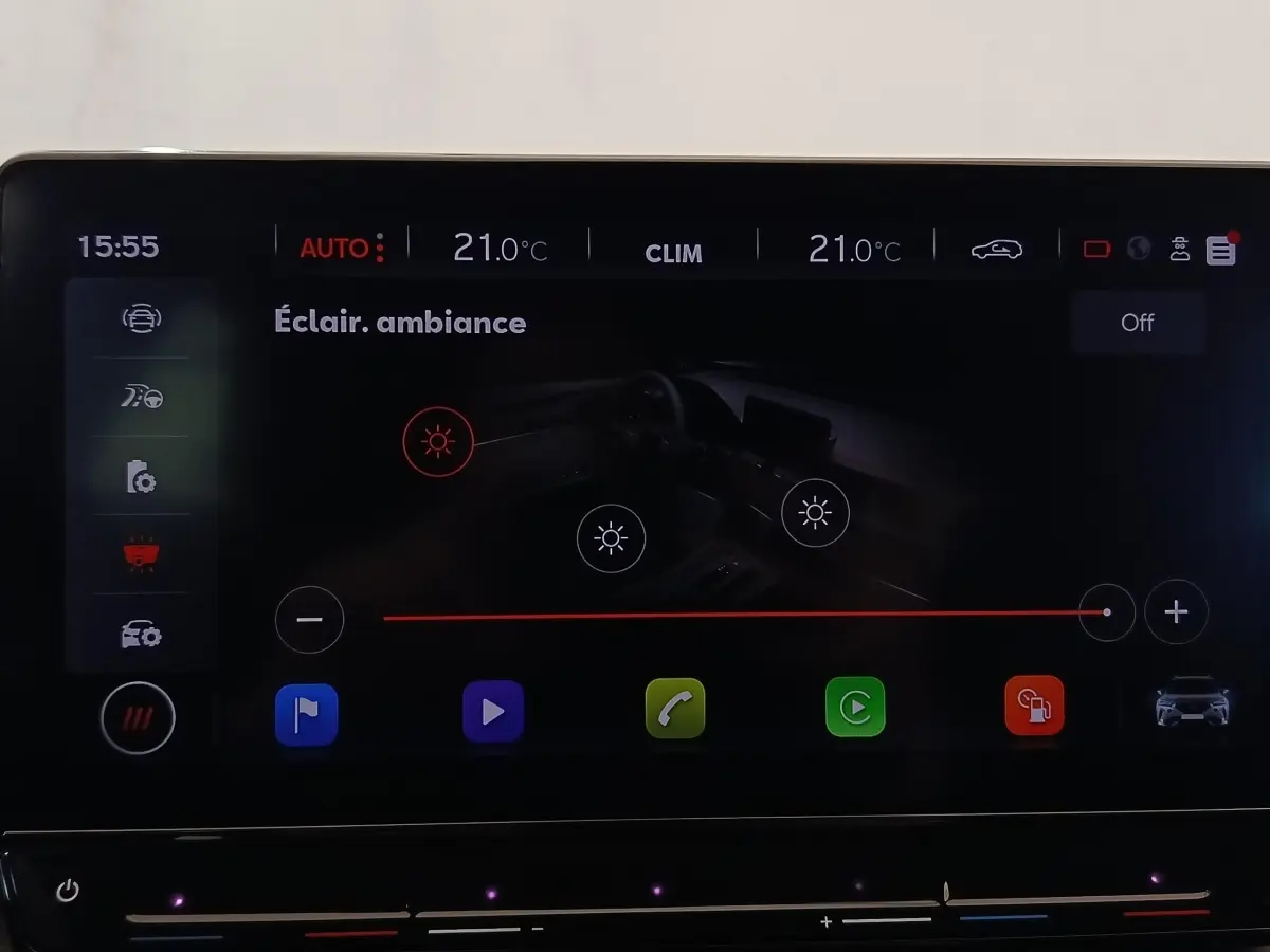Écran tactile intérieur affichant les réglages d’éclairage d’ambiance du CUPRA Formentor noir, vue de face.