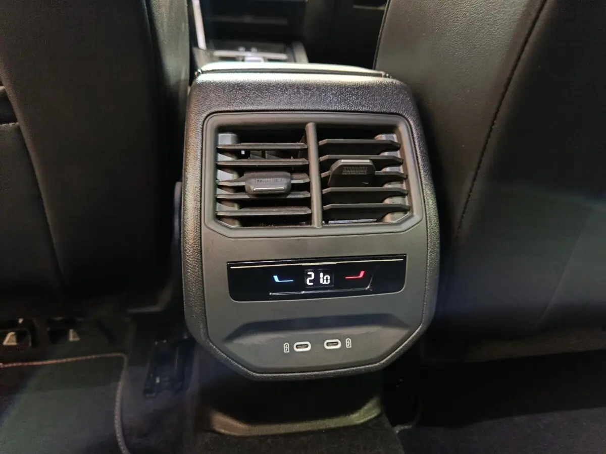 Vue rapprochée de la console arrière noire du CUPRA Formentor 2024 avec commandes climatisation et ports USB-C.