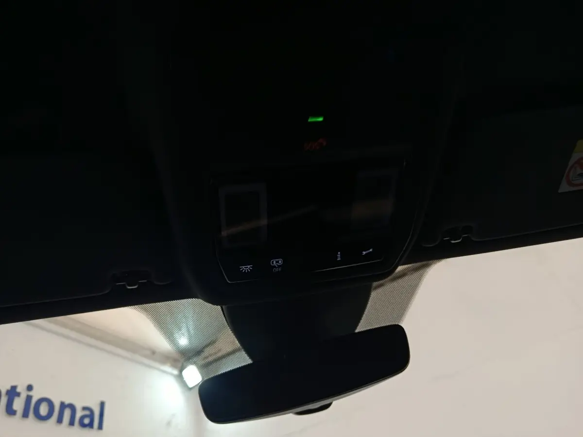 Vue intérieure du rétroviseur central et du plafonnier d'une CUPRA Formentor 1.4 e-HYBRID 2024 noire.