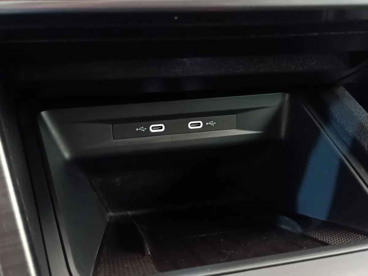 Gros plan sur les deux ports USB-C intégrés dans la console centrale du CUPRA Formentor 1.4 e-HYBRID 2024.